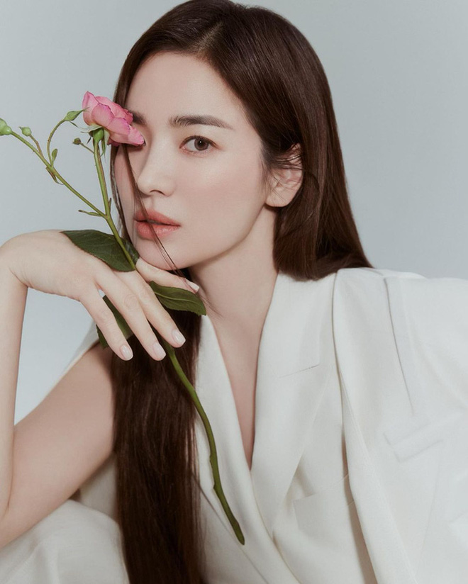 Đăng ảnh chụp bên hoa, nhan sắc tuổi 40 của Song Hye Kyo khiến báo Hàn phải thốt lên điều này - Ảnh 5