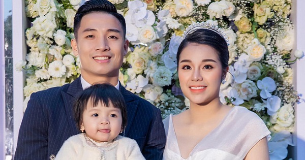 Khánh Linh - bà xã trung vệ Bùi Tiến Dũng thông báo mang bầu lần 2