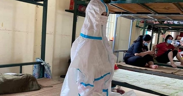 Nhói lòng nhìn những em bé trong bộ đồ bảo hộ thùng thình ở khu cách ly