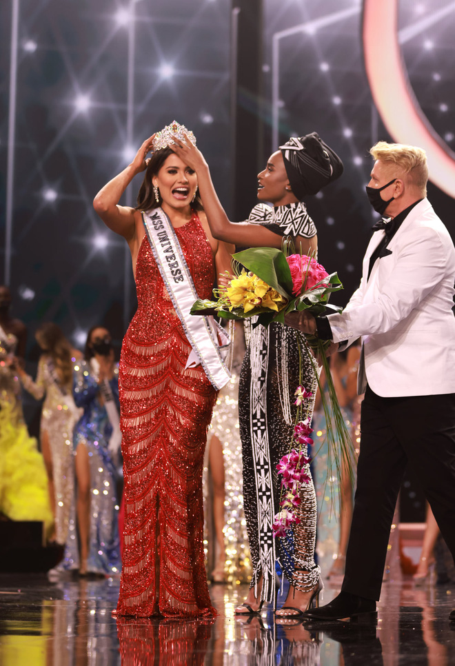 Cựu và tân Miss Universe gây bão vì 2 thái cực biểu cảm người cười không khép mồm, người mặt 'căng như dây đàn' - Ảnh 4