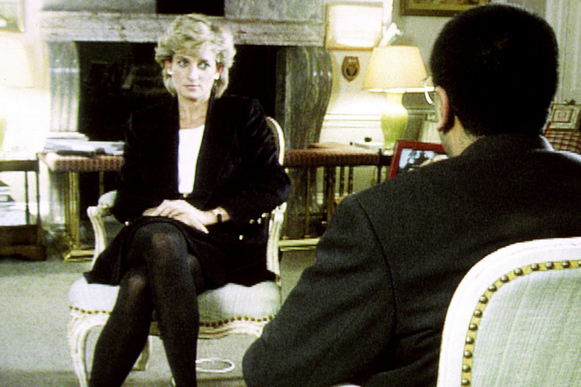 Công nương Diana trả lời phỏng vấn nhà báo Martin Bashir của kênh truyền hình BBC vào năm 1995. Ảnh: People.