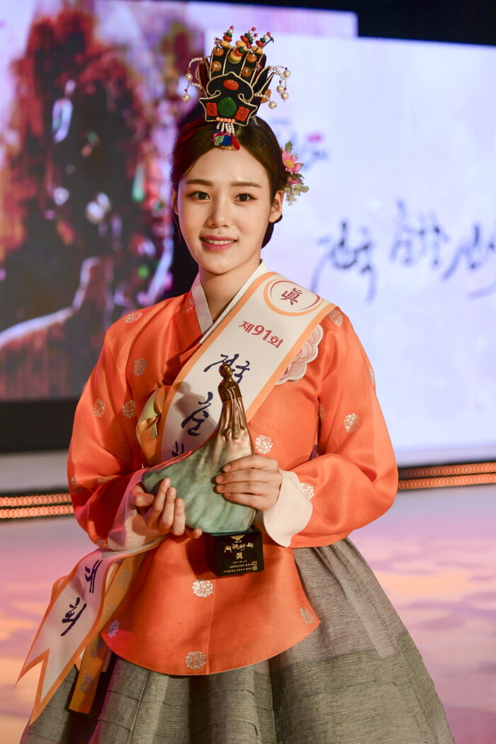 Nhan sắc tân Hoa hậu truyền thống Hàn Quốc 2021 bị nghi chỉnh sửa - Ảnh 2