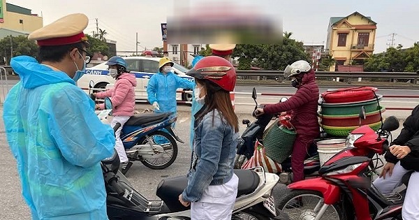 Hải Dương: Người phụ nữ trốn theo xe gom rác vào khu phong tỏa để thu nợ