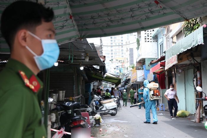 Hải Dương: Người phụ nữ trốn theo xe gom rác vào khu phong tỏa để thu nợ - Ảnh 2