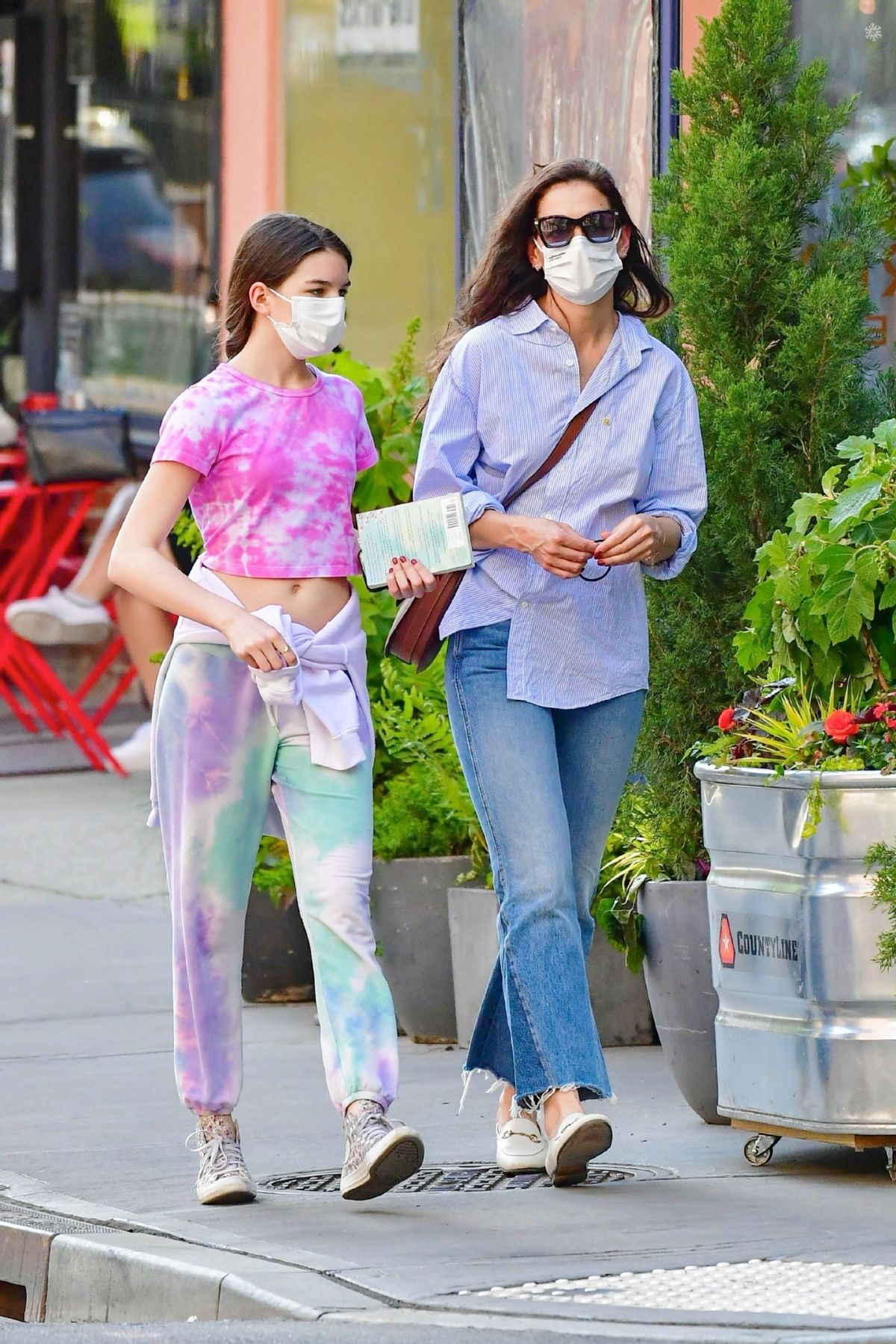 Suri Cruise - con gái Katie Holmes gây chú ý với chiều cao vượt trội ở tuổi 15.