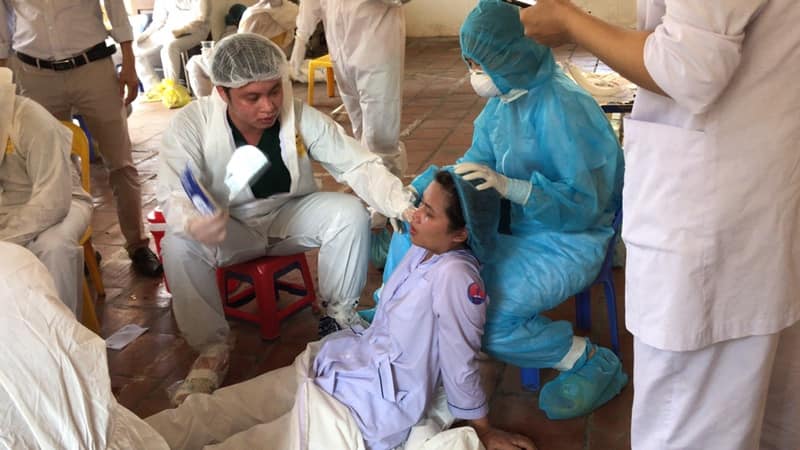 Một nhân viên y tế mệt lả khi lấy mẫu tại Khu công nghiệp Quế Võ.