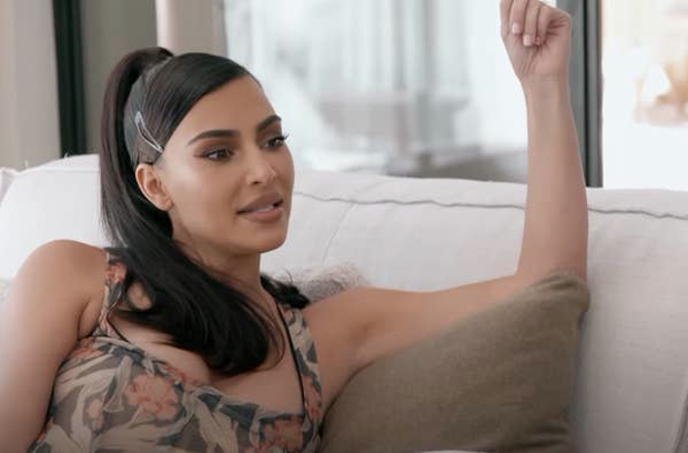 Học 12 tiếng mỗi ngày nhưng vẫn thi trượt, Kim Kardashian bị mỉa mai: 'Cầm sách ngược khoe body thì sao đậu được' - Ảnh 2