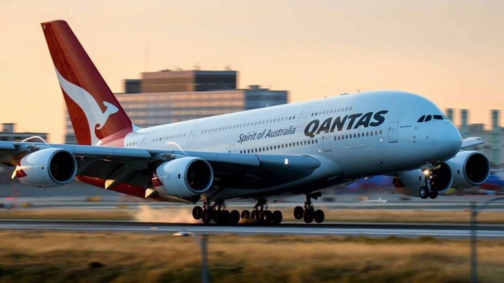 Hãng bay Qantas Airways dự tính tặng vé cho khách đã tiêm vaccine Covid-19 - Ảnh 1