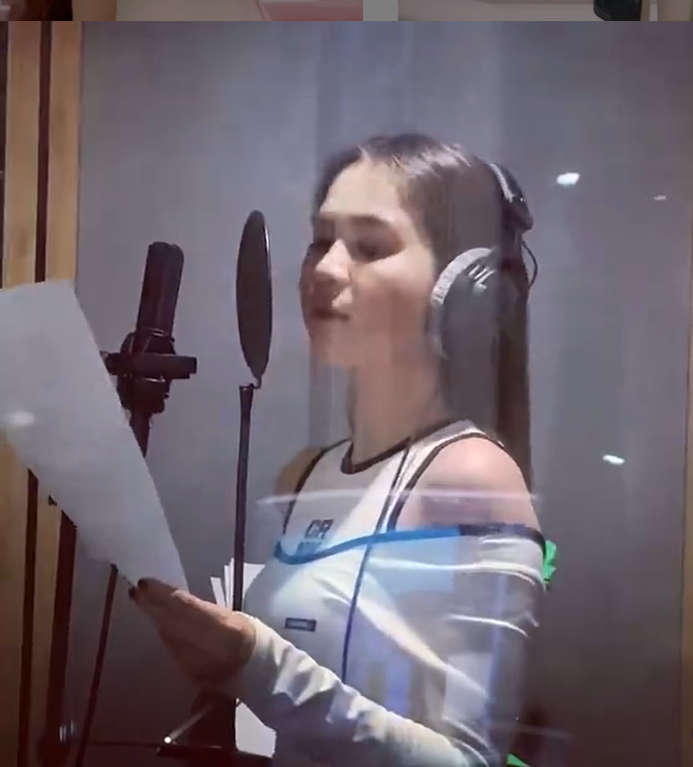 Nghi vấn Ngọc Trinh sắp debut làm ca sĩ khi lộ ảnh thu âm trong studio - Ảnh 2