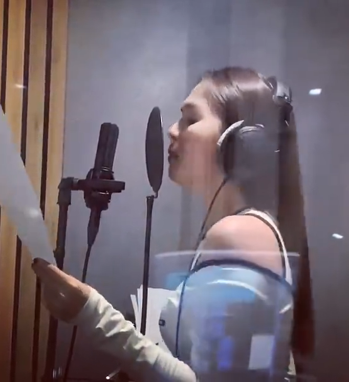 Nghi vấn Ngọc Trinh sắp debut làm ca sĩ khi lộ ảnh thu âm trong studio - Ảnh 3