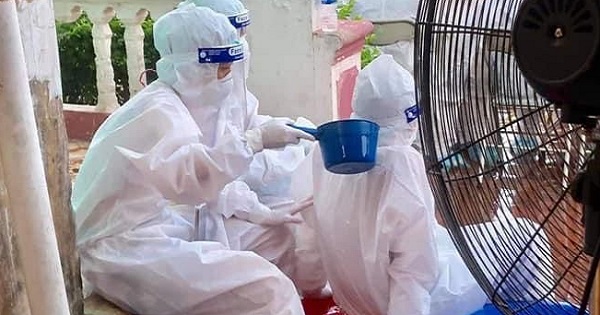 Có thể lây nhiễm Covid-19 qua việc thông khí, tiếp nước khi đang mặc bảo hộ