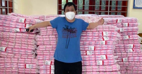 Người đàn ông tâm lý cứu trợ  hơn 13.000 gói BVS cho chị em tại khu cách ly