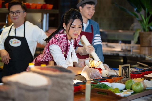 Hoa hậu Đỗ Thị Hà tiết lộ 'món tủ', tự nhận là 'vua đầu bếp' trong gia đình - Ảnh 3