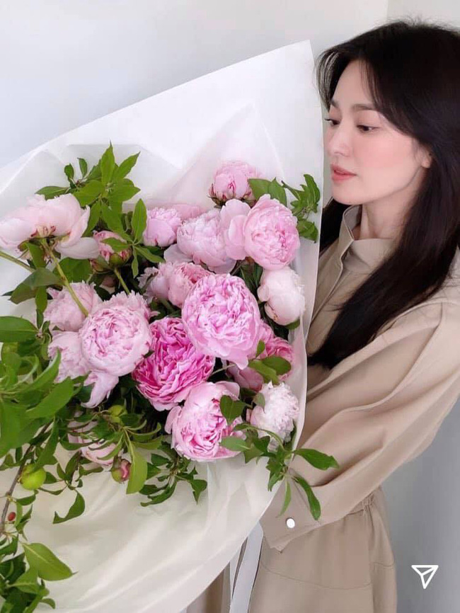 Đăng ảnh chụp bên hoa, nhan sắc tuổi 40 của Song Hye Kyo khiến báo Hàn phải thốt lên điều này - Ảnh 1