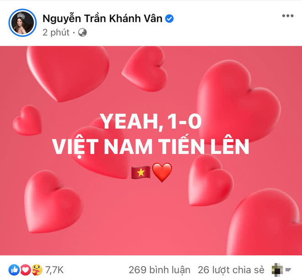 Hoa hậu Khánh Vân vui mừng khi Việt Nam mở tỷ số đầu tiên.