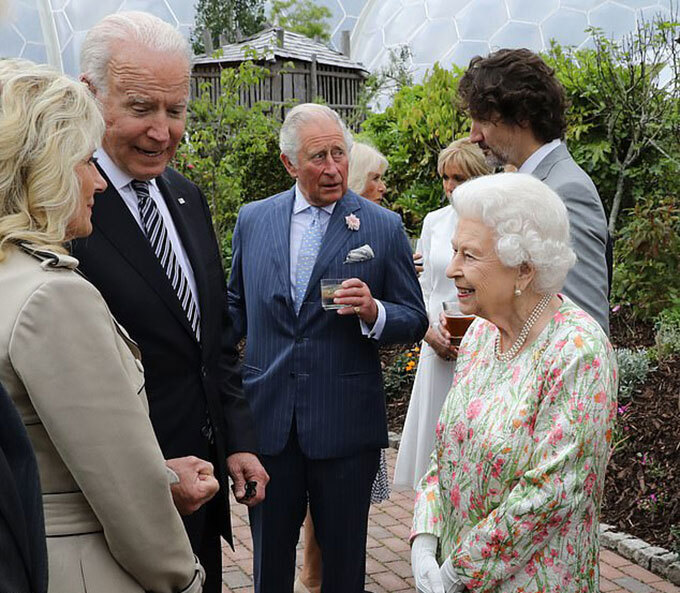 Dự tiệc cùng Nữ hoàng Anh, Tổng thống Joe Bdien phá luôn quy tắc hoàng gia - Ảnh 3