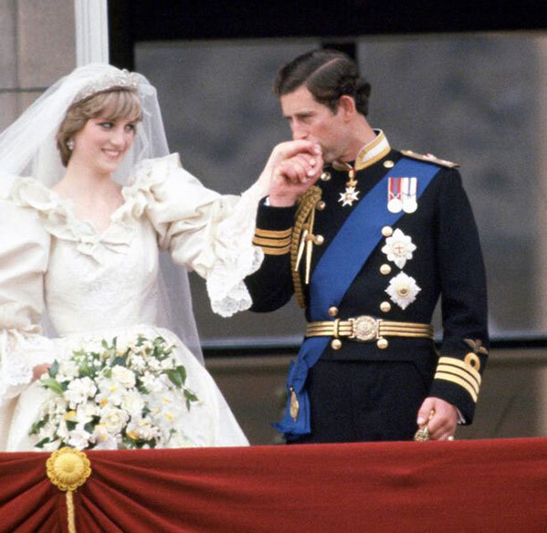 Hoàng tử Harry bị tước bỏ danh hiệu hoàng gia tại triển lãm váy cưới của Diana - Ảnh 3