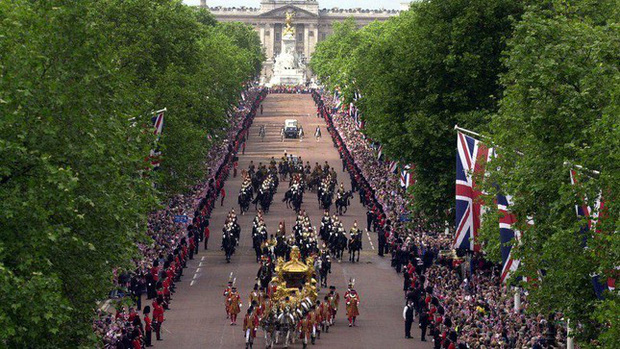 Lễ diễu hành trong Đại lễ Vàng (50 năm trị vì) của Nữ hoàng Anh vào năm 2002 (Ảnh: PA Media).