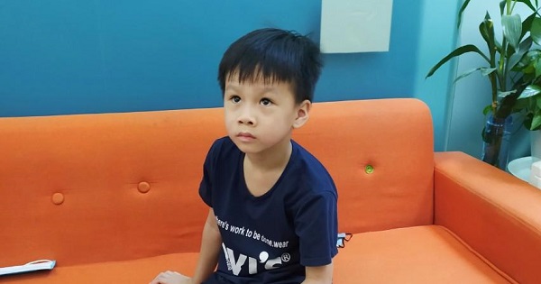 Công an quận Từ Liêm (Hà Nội) tìm người nhà cho bé trai đi lạc