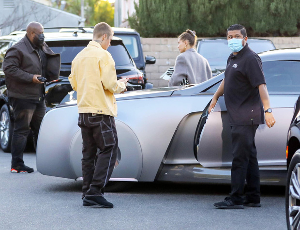 Justin Bieber lấy lại nhan sắc 'hoàng tử nhạc Pop', cưỡi cả siêu xe 7,6 tỷ dạo phố cùng bà xã.