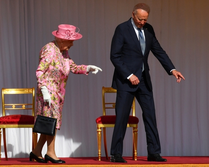 Tổng thống Biden thừa nhận Nữ hoàng Anh khiến ông nhớ về người mẹ quá cố - Ảnh 1