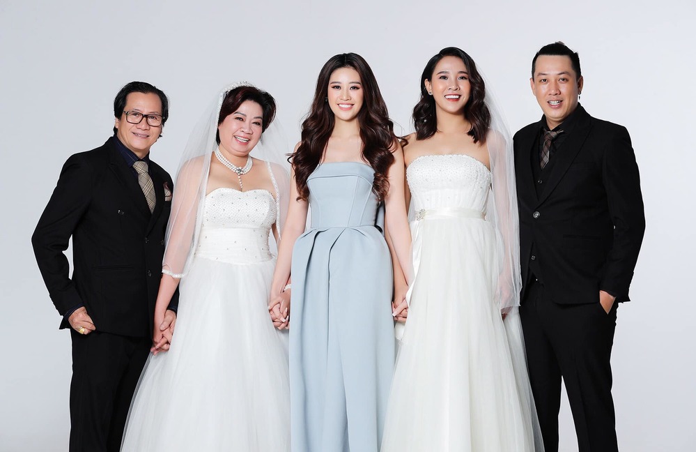 Hoa hậu Khánh Vân tung bộ ảnh gia đình, fan hiểu ngay vì sao cô đẹp thế - Ảnh 2