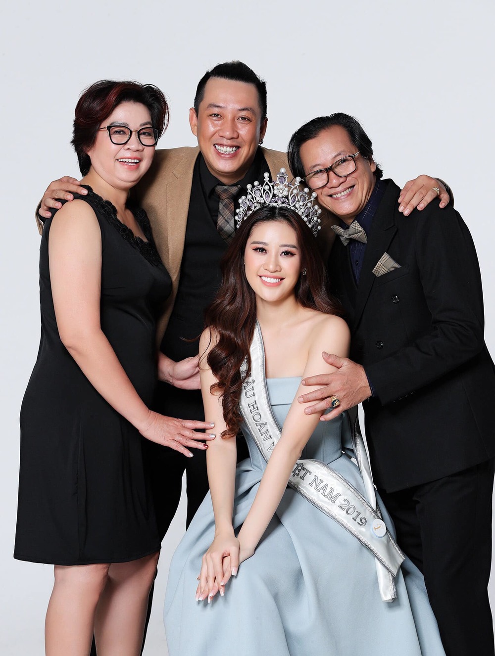 Hoa hậu Khánh Vân tung bộ ảnh gia đình, fan hiểu ngay vì sao cô đẹp thế - Ảnh 1