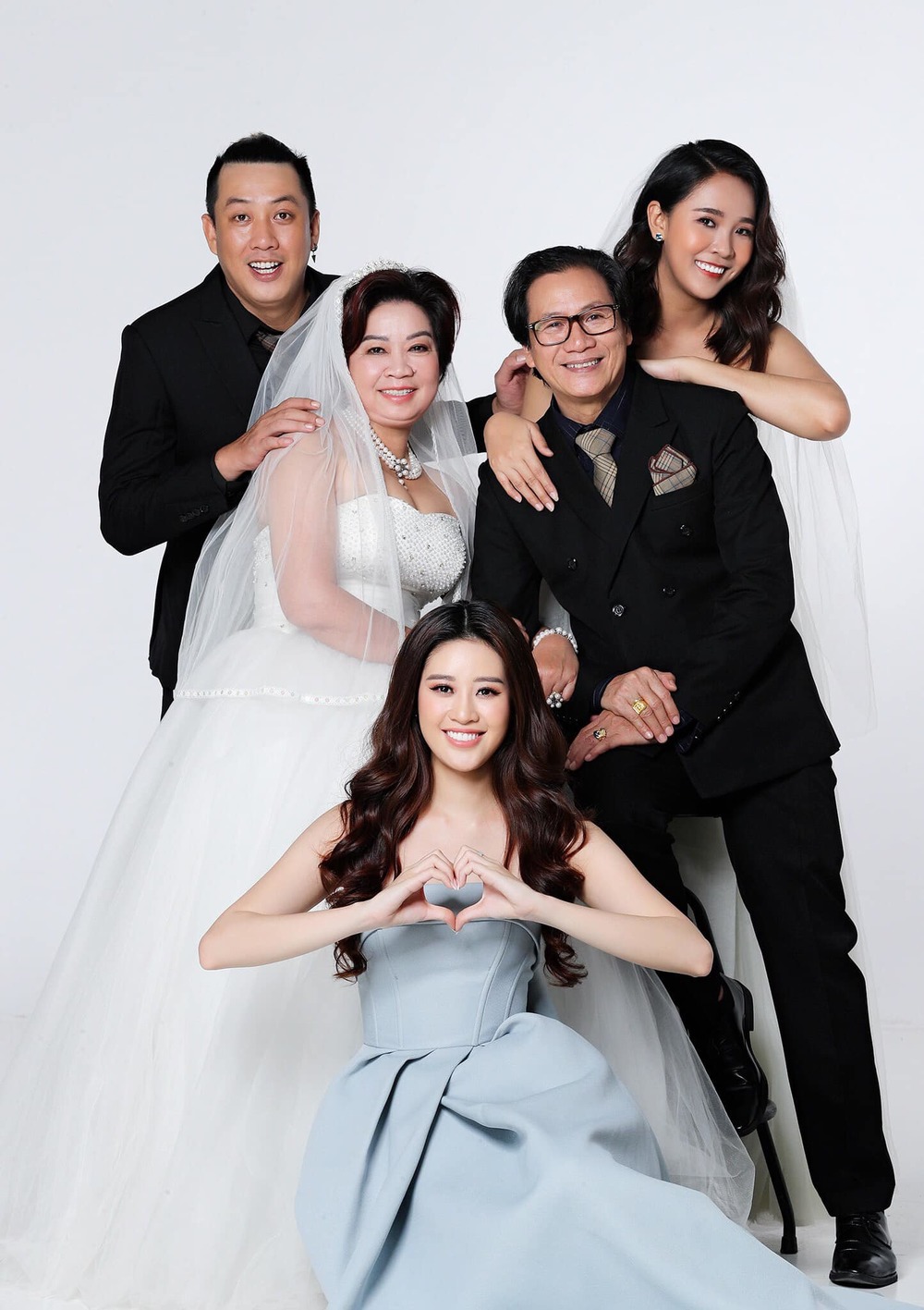 Hoa hậu Khánh Vân tung bộ ảnh gia đình, fan hiểu ngay vì sao cô đẹp thế - Ảnh 4