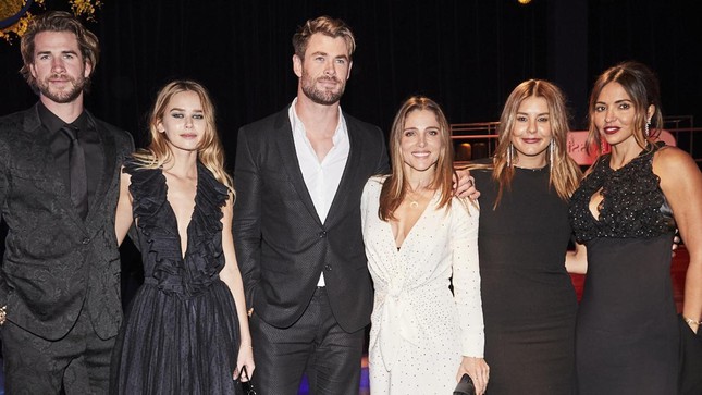 Cặp đôi Liam Hemsworth - Gabriella Brooks (mặc đồ đen, đứng bên trái khung hình) xuất hiện tại sự kiện Golden Dinner 2021.