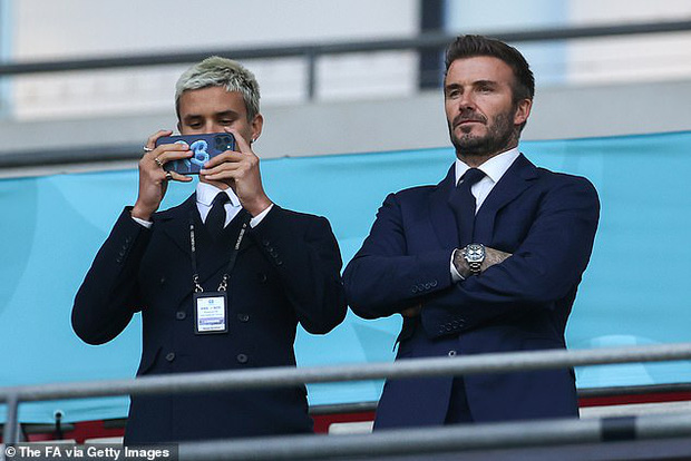 David Beckham ăn diện bảnh bao, nhan sắc U50 'ăn đứt' luôn cậu ấm 18 tuổi - Ảnh 2