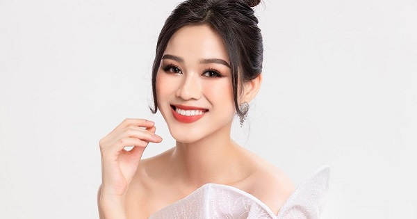 Đỗ Thị Hà đăng ảnh cười tươi, nhưng vội