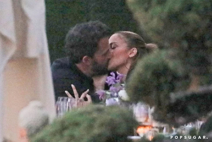 Jennifer Lopez và Ben Affleck tình tứ trong khi đi ăn tối ở Los Angeles giữa tháng 6.