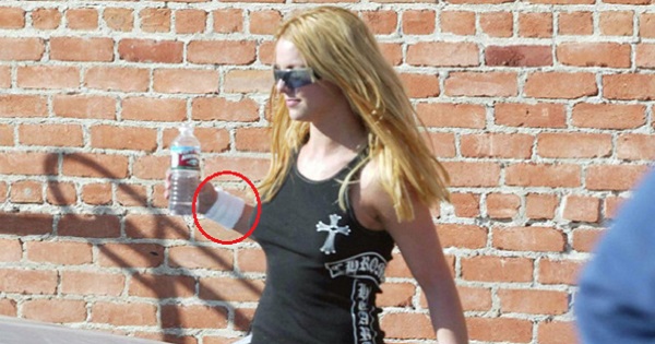 Lý do Britney Spears thường xuyên đeo băng ở cổ tay suốt 13 năm qua