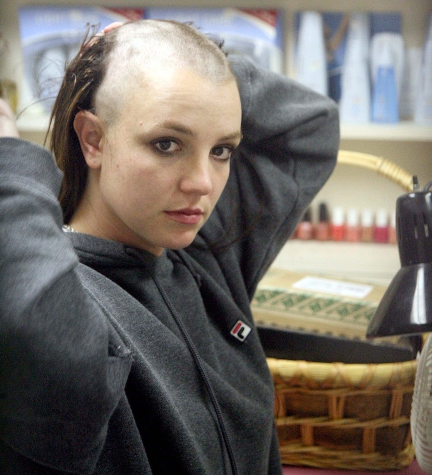 Britney Spears từng cạo trọc đầu, tự nhốt bản thân và hai con trong phòng suốt 72 tiếng đồng hồ trước khi cảnh sát giải cứu.