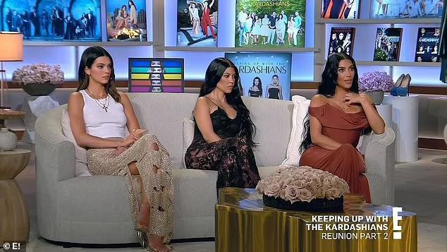 Từ trái sang: Kendall, Koutney Kardashian và Kim Kardashian trong tập KUWTK mới nhất.