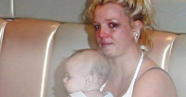 Khoảnh khắc xót xa nhất của Britney Spears: Mang bụng bầu, ôm con khóc trong quán cafe vì bị 321 paparazzi bám đuôi