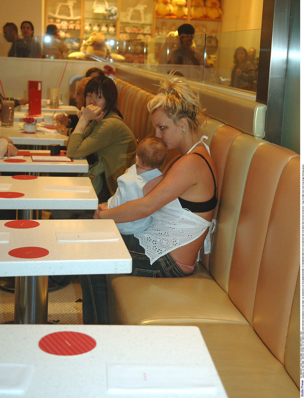 Khoảnh khắc xót xa nhất của Britney Spears: Mang bụng bầu, ôm con khóc trong quán cafe vì bị 321 paparazzi bám đuôi - Ảnh 4