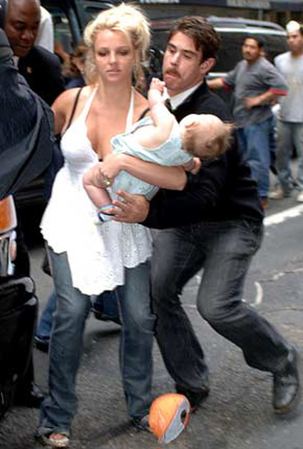 Khoảnh khắc xót xa nhất của Britney Spears: Mang bụng bầu, ôm con khóc trong quán cafe vì bị 321 paparazzi bám đuôi - Ảnh 2