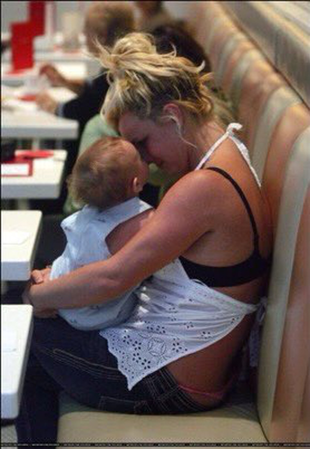 Khoảnh khắc xót xa nhất của Britney Spears: Mang bụng bầu, ôm con khóc trong quán cafe vì bị 321 paparazzi bám đuôi - Ảnh 5