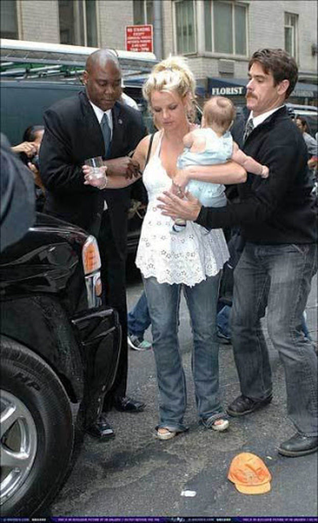 Khoảnh khắc xót xa nhất của Britney Spears: Mang bụng bầu, ôm con khóc trong quán cafe vì bị 321 paparazzi bám đuôi - Ảnh 3