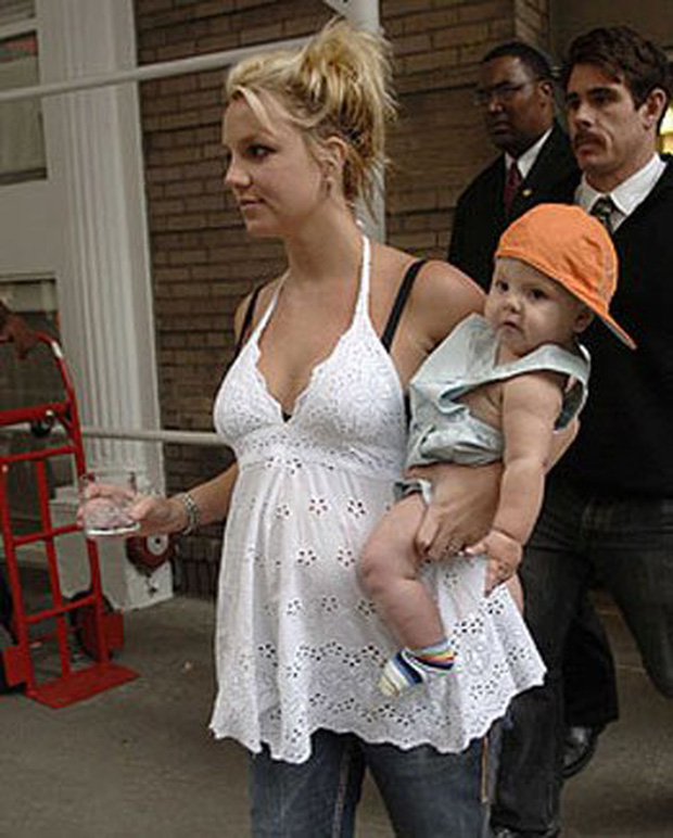 Khoảnh khắc xót xa nhất của Britney Spears: Mang bụng bầu, ôm con khóc trong quán cafe vì bị 321 paparazzi bám đuôi - Ảnh 1