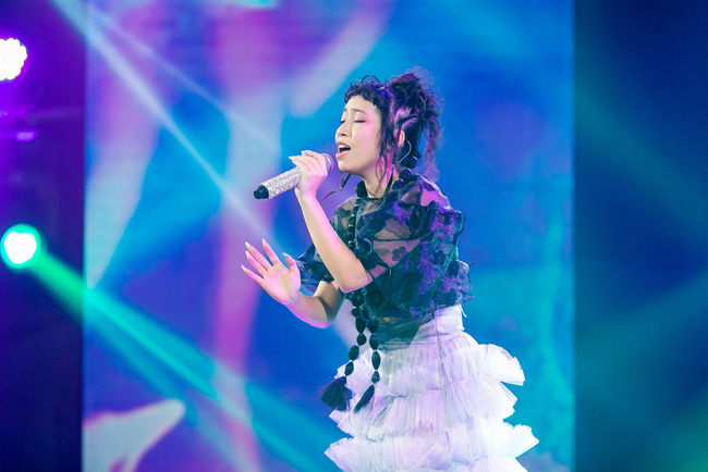 Sau vụ 'nửa tây nửa ta', con gái Mỹ Linh được khen khi hát ca khúc 100% tiếng Việt  - Ảnh 2