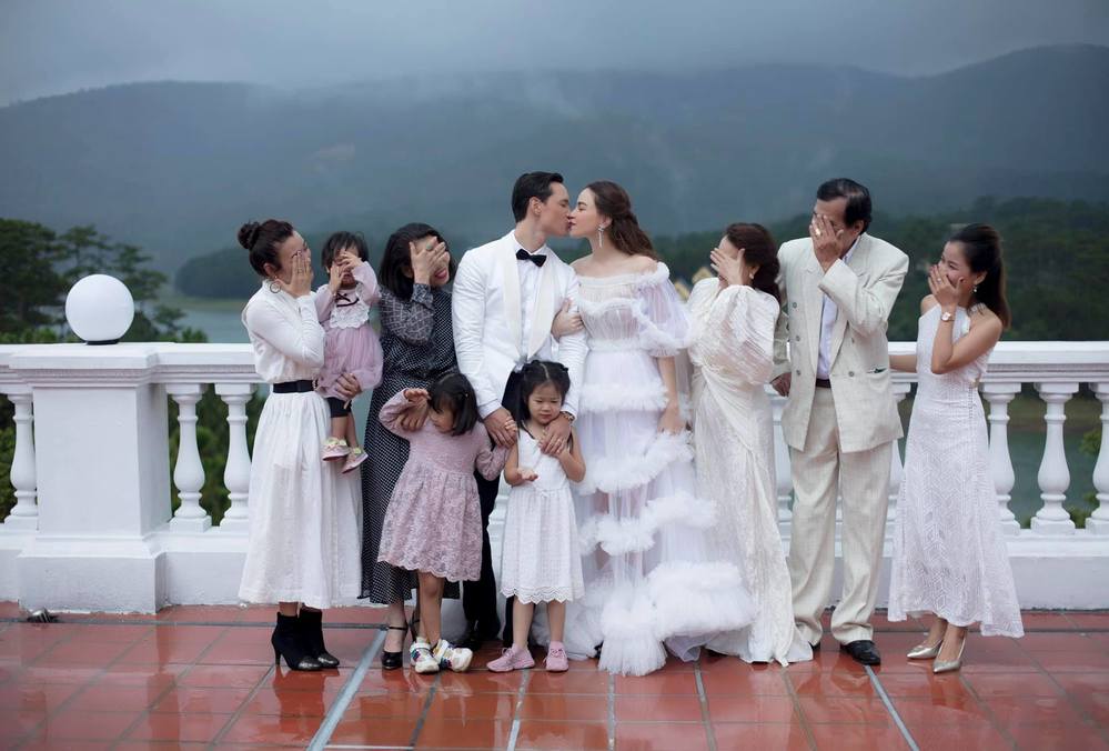 Mang thai 4 tháng, Hồ Ngọc Hà mới quyết định mặc váy cô dâu sánh đôi Kim Lý - Ảnh 4