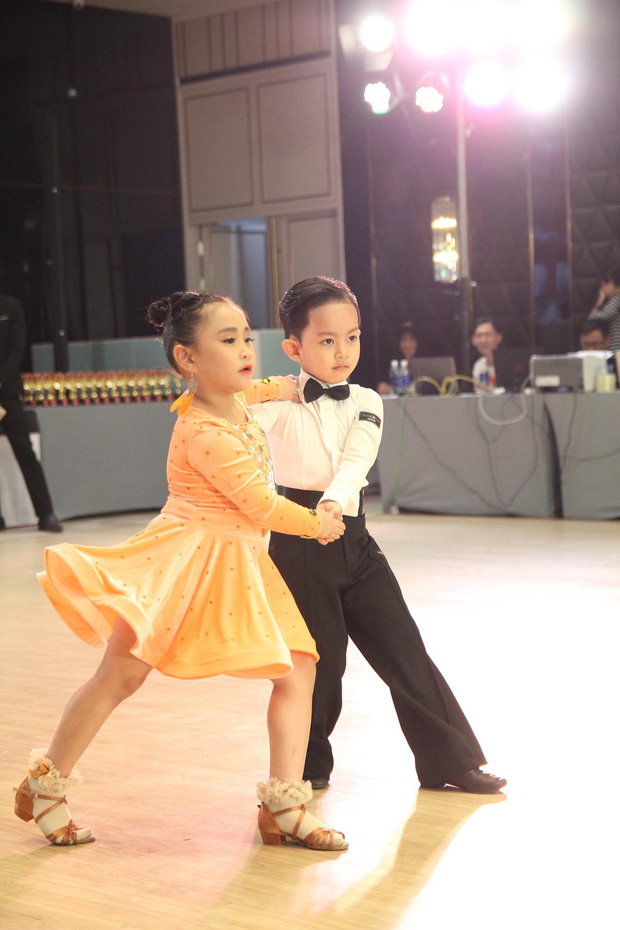 Con trai Khánh Thi - Phan Hiển tài không đợi tuổi: Khiêu vũ như một dancer  - Ảnh 7