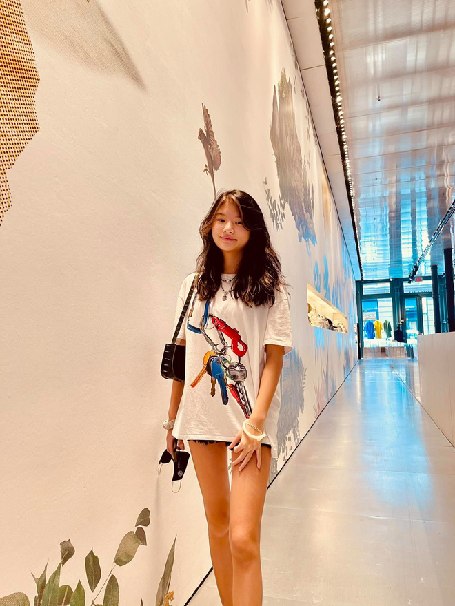 Đi mua sắm cùng bố tại Mỹ, con gái Trương Ngọc Ánh thu hút với đôi chân dài miên man - Ảnh 2