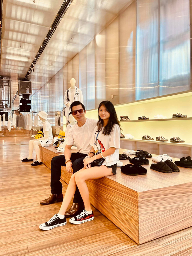 Đi mua sắm cùng bố tại Mỹ, con gái Trương Ngọc Ánh thu hút với đôi chân dài miên man - Ảnh 4