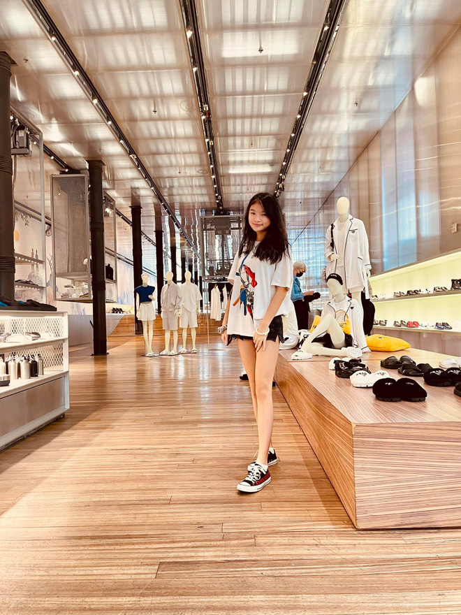 Đi mua sắm cùng bố tại Mỹ, con gái Trương Ngọc Ánh thu hút với đôi chân dài miên man - Ảnh 1