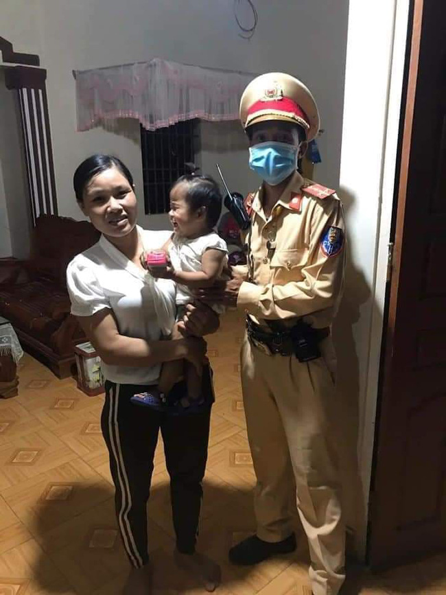 Thêm một bé gái 2 tuổi đi lạc giữa đêm tối trên đường Hồ Chí Minh - Ảnh 3