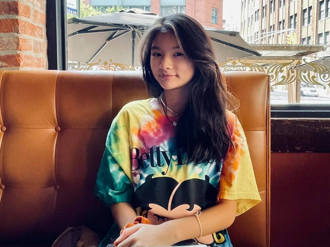 Con gái 13 tuổi của Trương Ngọc Ánh lại nổi bần bật giữa đường phố New York - Ảnh 4