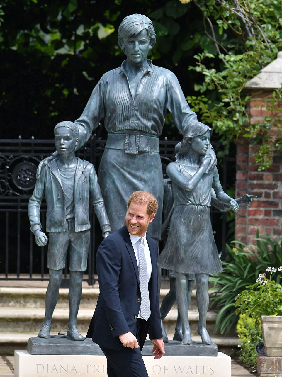 William - Harry liên tục cười với nhau khi khánh thành tượng mẹ Diana - Ảnh 7